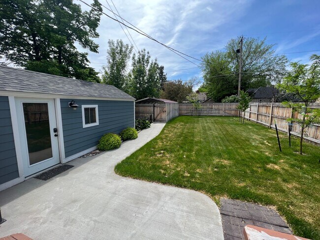 Building Photo - 4 bed 2 bath home centrally located