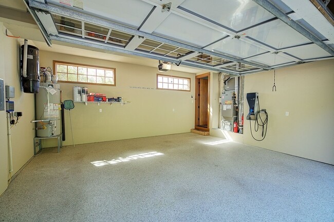 Building Photo - 3bd/3.75ba Sammamish Home