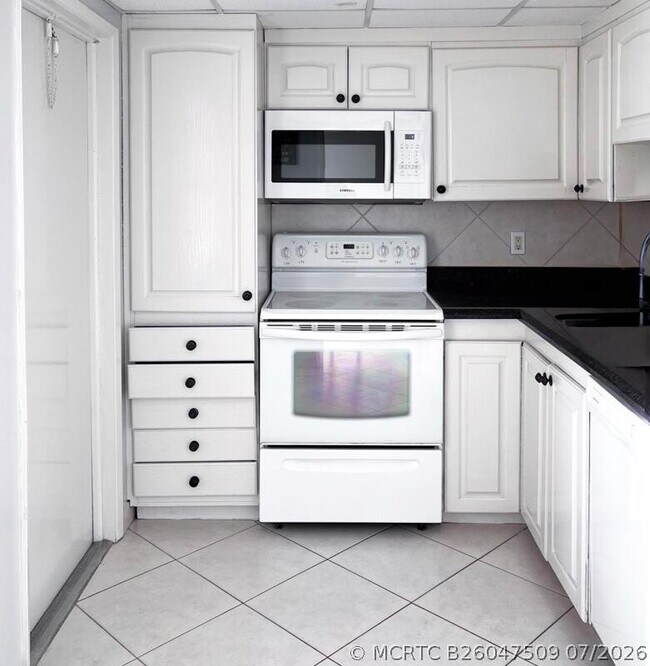 Building Photo - 3050 N Palm Aire Dr