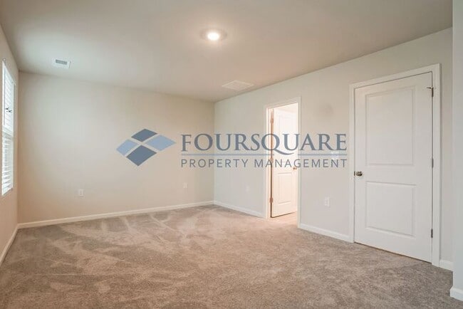 Building Photo - Three Story Town Home | Entry Level Bedroo...