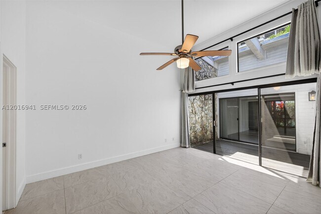 Building Photo - 2619 Parkview Dr S