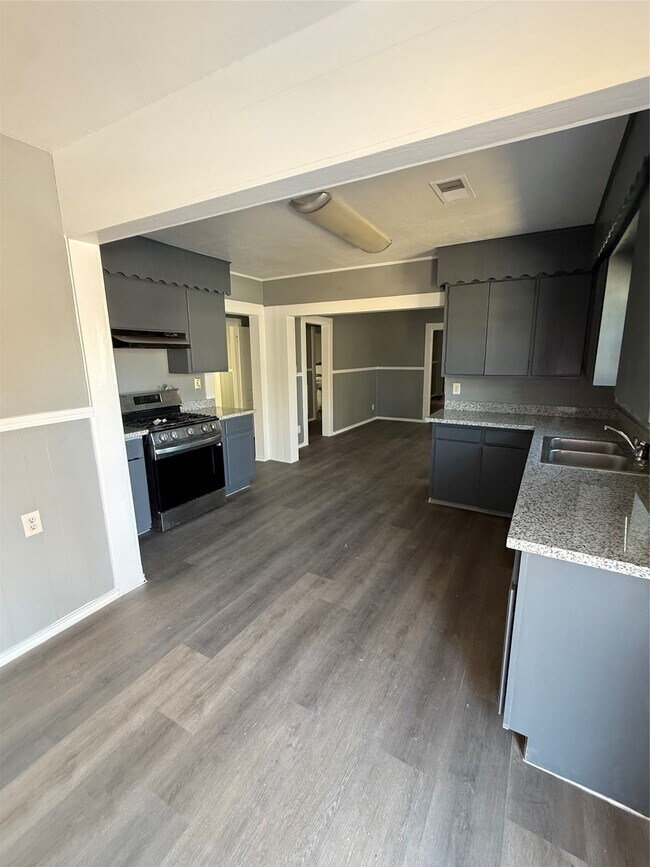 Building Photo - 1300 N 8th St