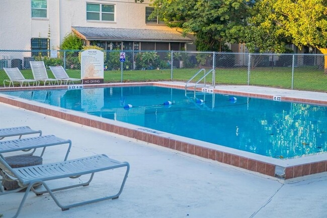 Building Photo - 1902 Honour Rd