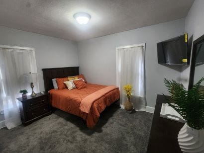 Building Photo - 369 E Tuscarawas Ave