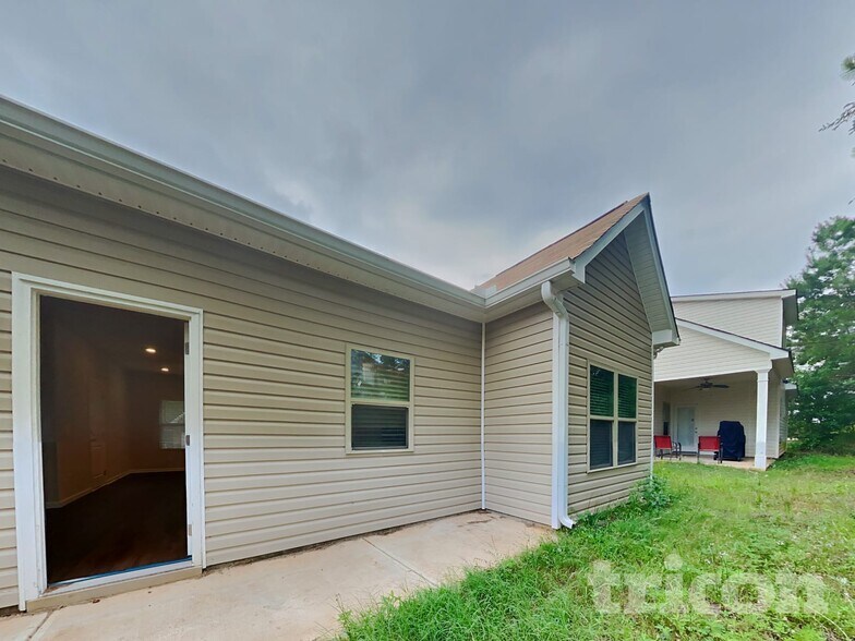 Building Photo - 1576 Queen Elizabeth Dr