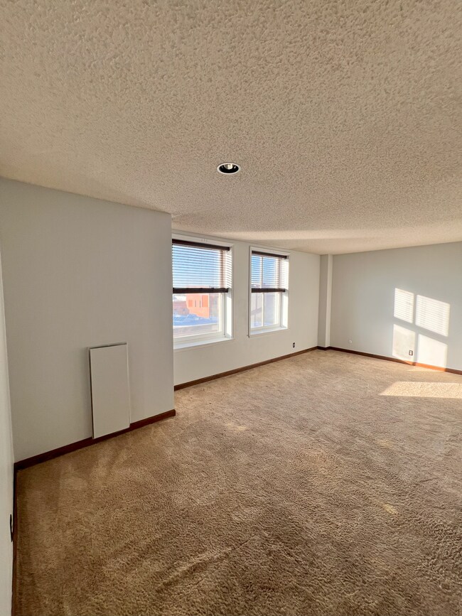 Building Photo - 123 N Locust St