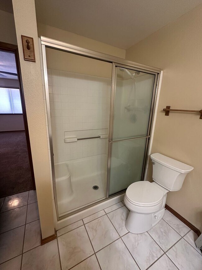 Building Photo - Spacious 2 Bed, 2 Bath Townhome