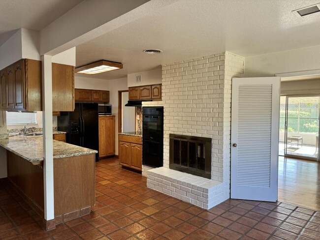 Building Photo - 12283 Woodside Dr