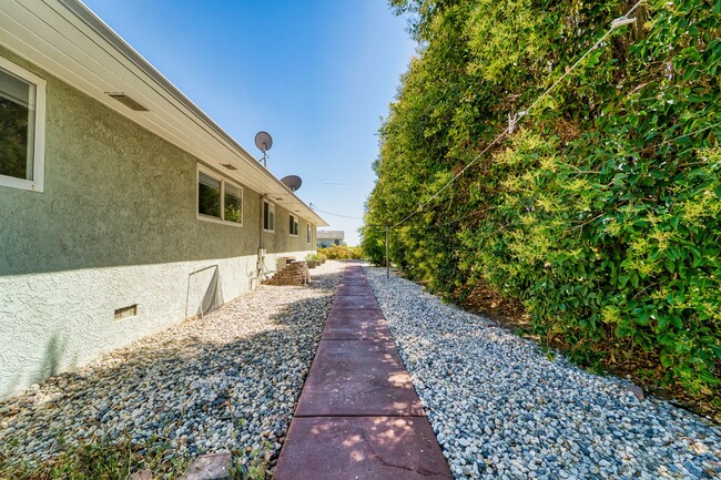 Building Photo - Beautiful 3 Bed / 2 Bath  on 1.8 Acres Ple...