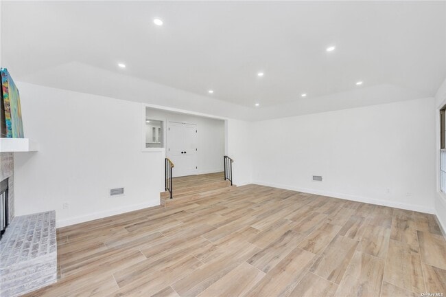 Building Photo - 141 Lakebridge Dr N