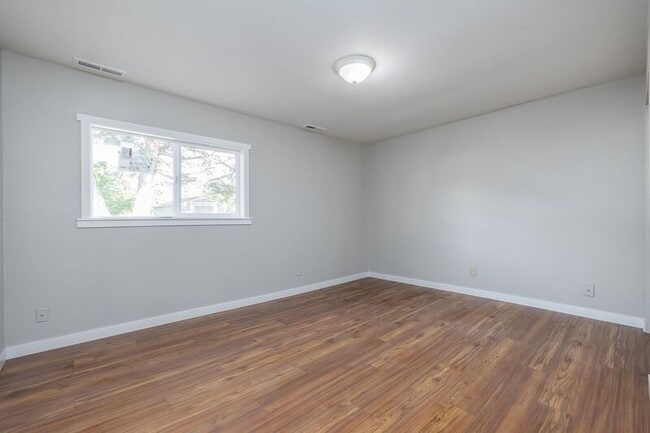 Building Photo - 722 S Morain St