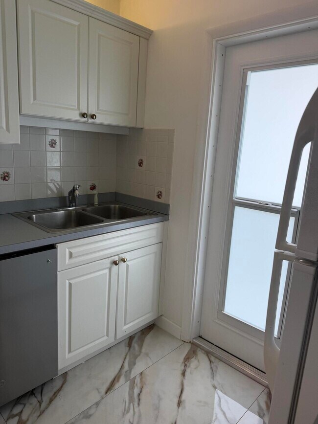 Building Photo - 1100 Pine Dr