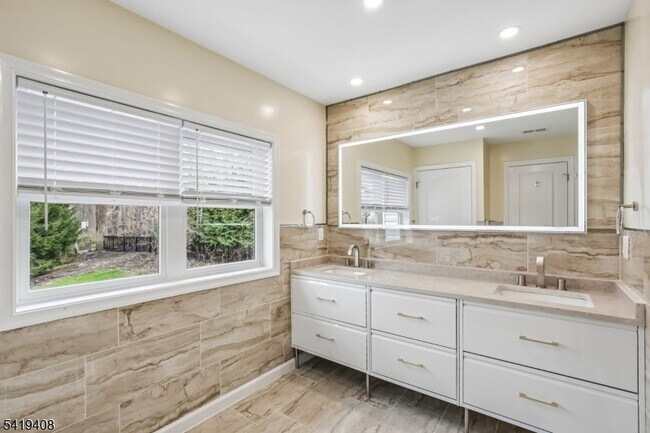 Building Photo - 215 Summit Ave