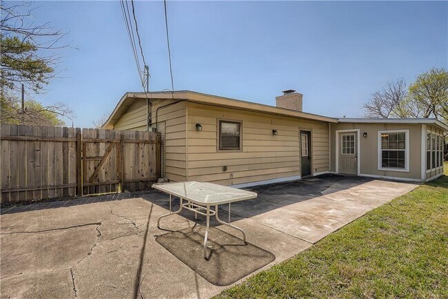 Building Photo - 12506 Tomanet Trail