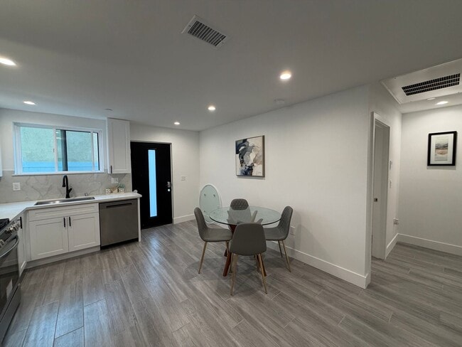 Building Photo - 3020 Normandie Ave