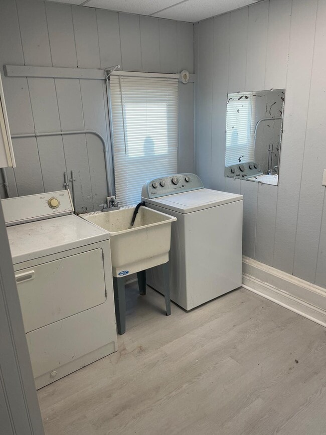 Building Photo - 20934 Hollywood St