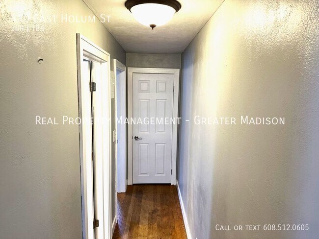 Building Photo - Gorgeous Deforest house for rent with many...