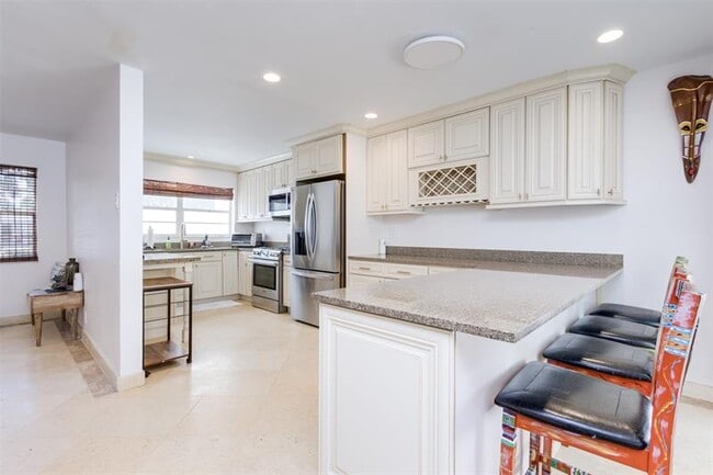 Building Photo - 936 NE 26th Ave