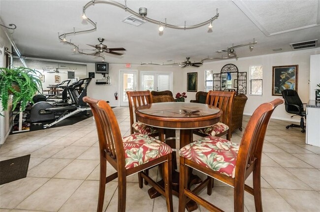 Building Photo - 704 Lyndhurst St