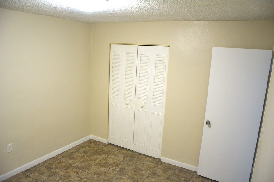 Building Photo - 2498 SW 17th Ave