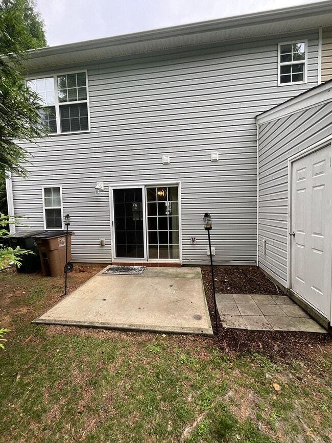Building Photo - Charming 3 bedroom/2.5 bathroom End Unit i...