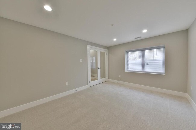 Building Photo - 328 Walnut St