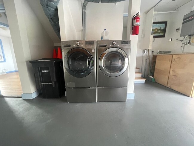 Building Photo - Spacious 3 Bedroom Home Minutes from City ...