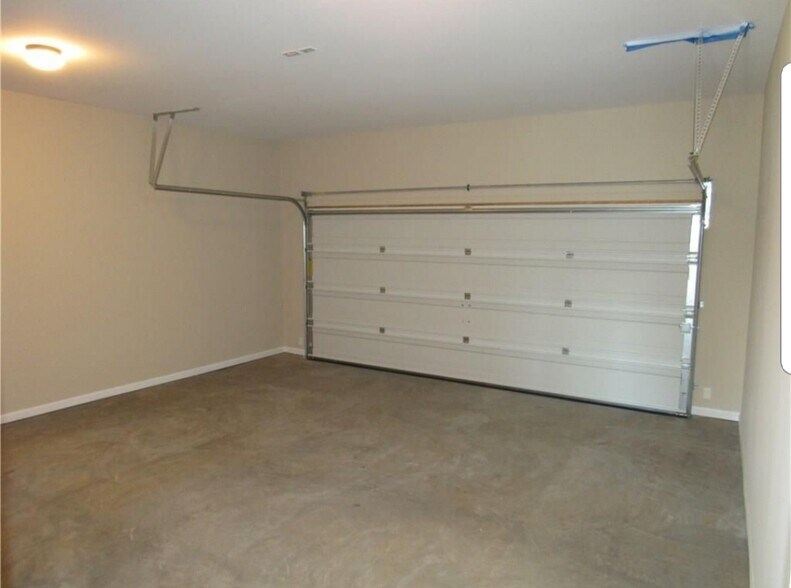 2 car garage - 545 Tuscan Cove