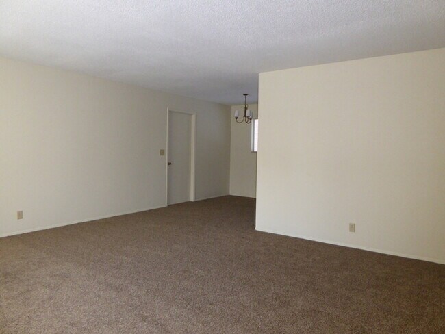 Building Photo - 2 Bedroom Duplex in East Glenn