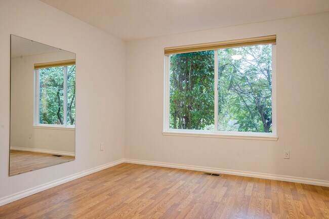 Building Photo - Kent Tri-level home