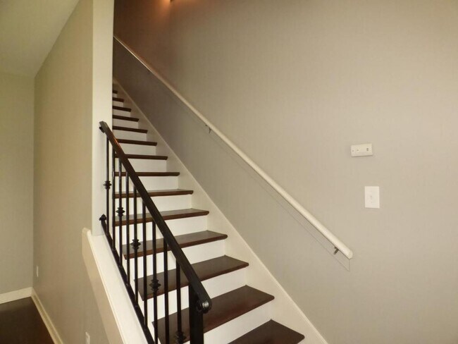 Building Photo - 70 Southwind Dr