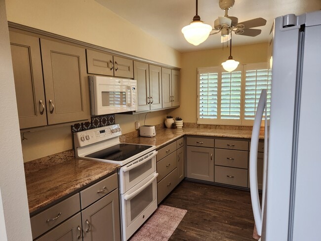 Building Photo - 21 W Roma Dr