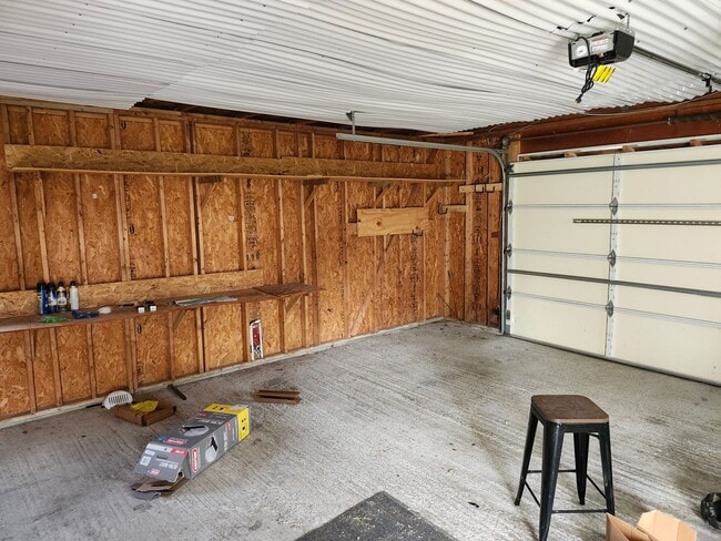 Building Photo - Large 4 BR, 2 Bath Country Home and Workshop