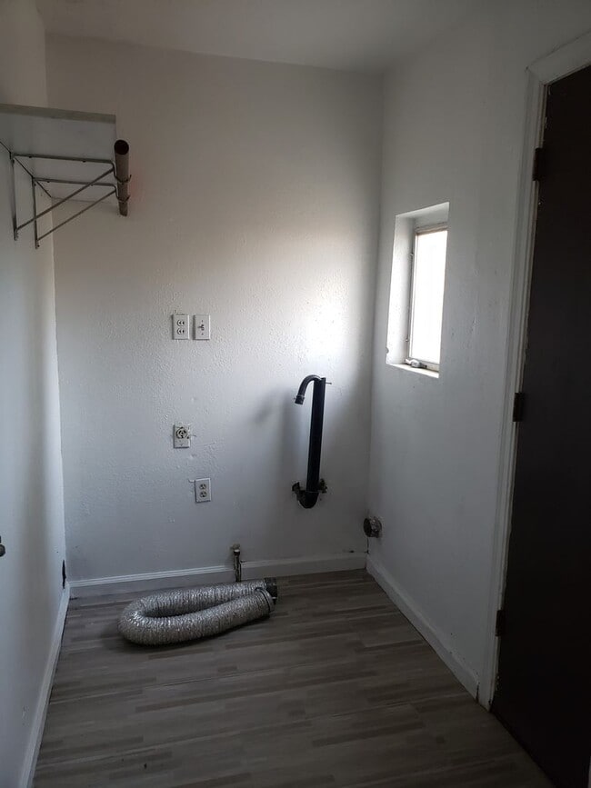 Building Photo - Charming Single Family Home