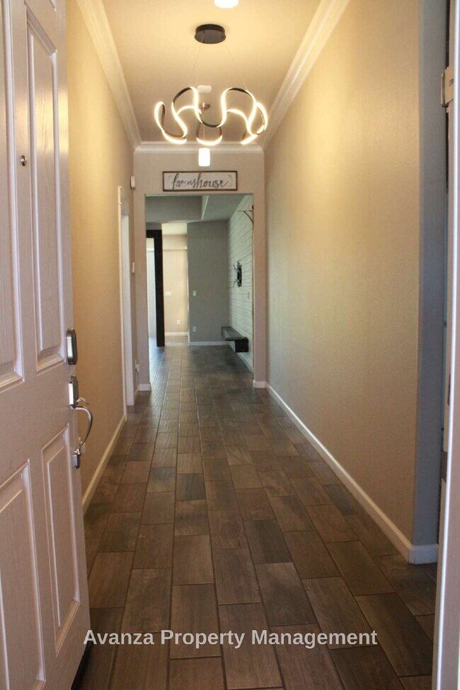 Building Photo - Home for Rent 4 Bed/2.5 Bath - 2,400 Sq Ft. Rent: $3,395/month Security Deposit: $3,495 Clovis Ea...