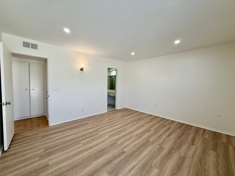 Building Photo - 5320 Zelzah Ave