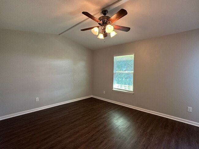 Building Photo - TOWNHOME WITH WATER INCLUDED AND TWO CAR GARAGE