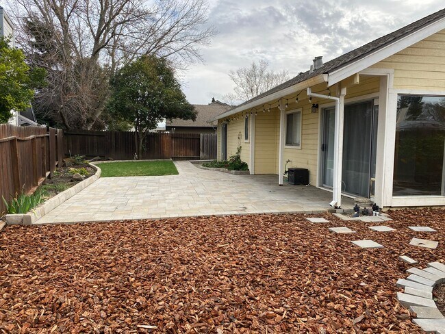 Building Photo - 6 MONTH LEASE - 3 Bedroom / 2 Bath Great C...