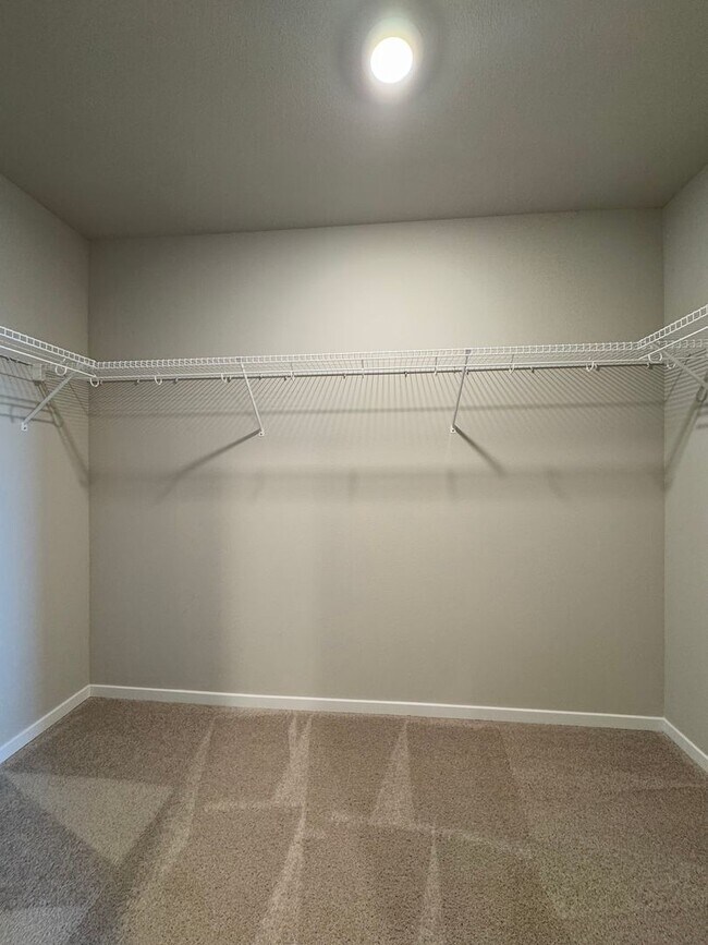 Building Photo - Spacious 4-Bedroom Home in a Great Neighbo...
