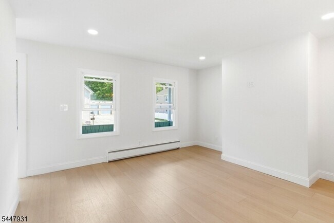 Building Photo - 475 Burnside St