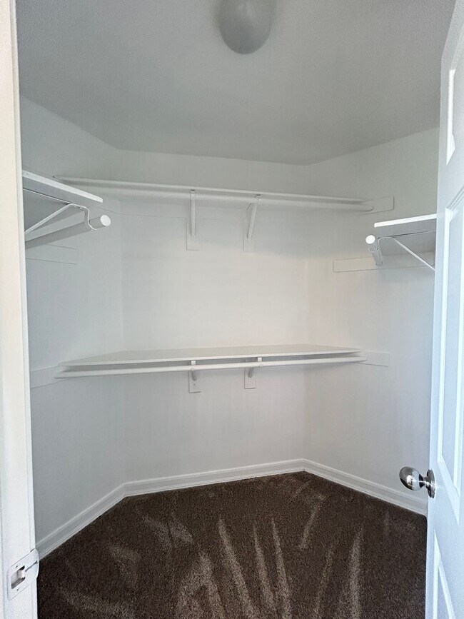 Building Photo - Updated 3 Bed/2.5 Bath Townhome in Gate Community in Anaheim