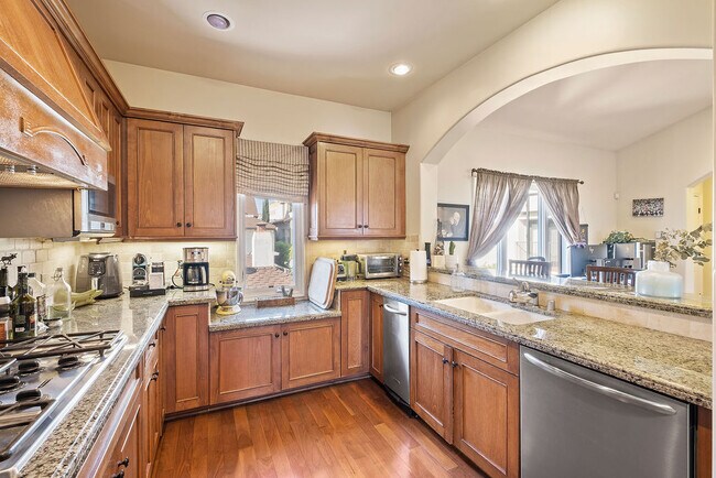 Gourmet kitchen - 108 S El Molino Ave