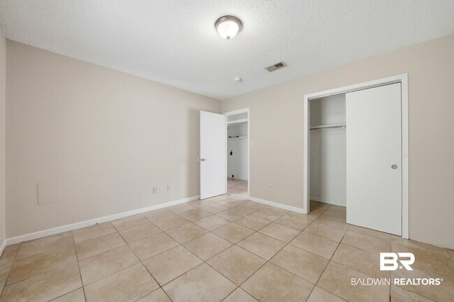 Building Photo - 6413 Schoel Ln