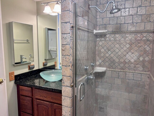 Building Photo - Available Now | 2 Bedroom, 2 bathroom, 1 a...