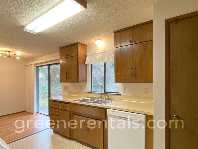 Building Photo - 2BR 1.5BA Duplex in Lacey