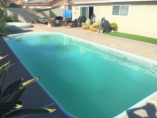 Building Photo - Amazing Single Family Home Located in desirable Huntington Beach!