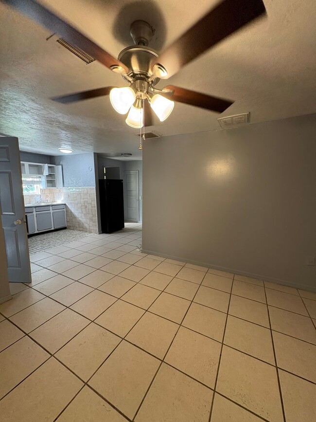 Building Photo - Historical Area,  utilities included!  Call Sheila C 407-687-7900 CARE FREE Living