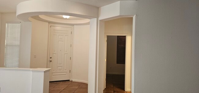 Building Photo - 5012 Crest Dr