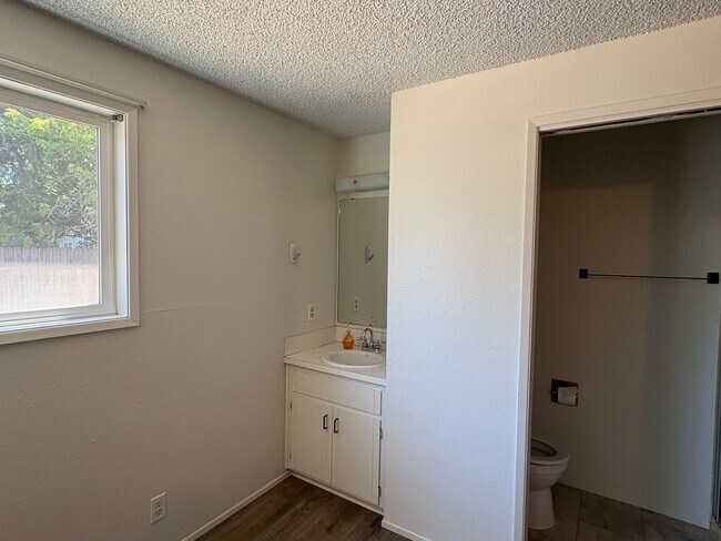 Building Photo - Wonderful home with bonus spaces