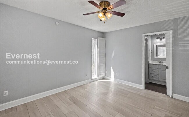 Building Photo - 1 Bed/1 Bath Condo with Off-Street Parking / Pet-Friendly / Vouchers Accepted / Available Now!